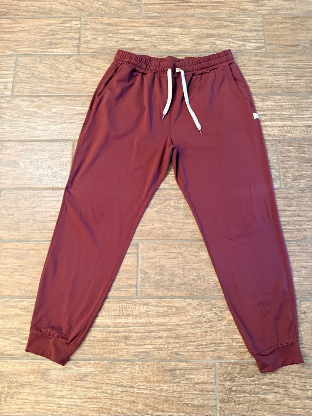 Vuori Performance Jogger Pants in Fig Burgundy | L